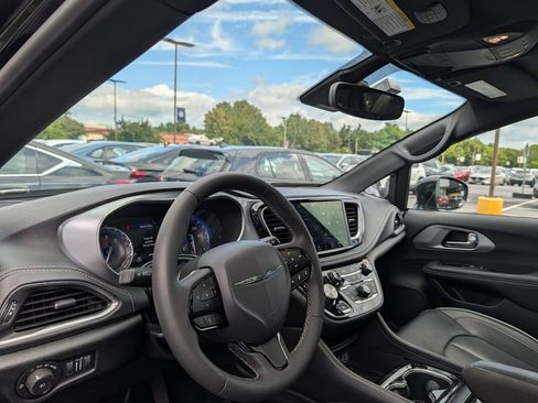 Used 2025 Chrysler Pacifica Limited FWD image 8