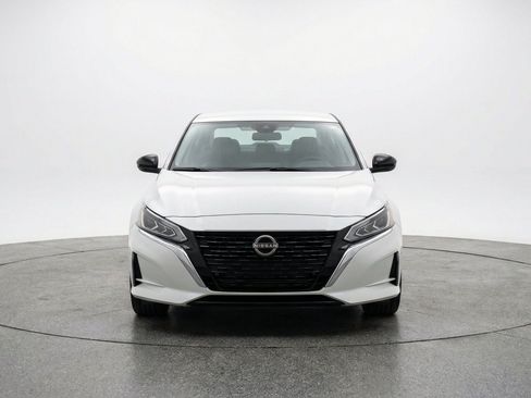 Used 2025 Nissan Altima 2.5 SV FWD image 2