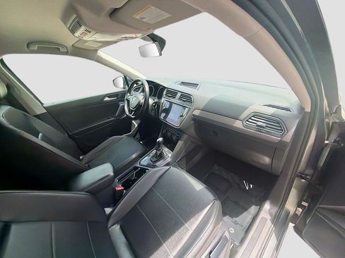 Used 2018 Volkswagen Tiguan SE FWD image 33