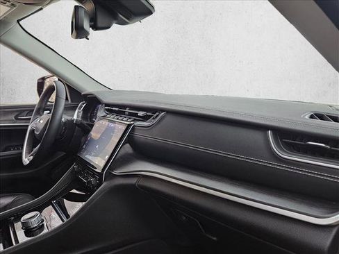 Used 2023 Jeep Grand Cherokee Limited image 24