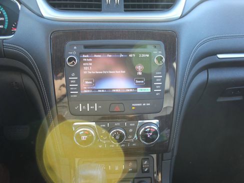 Used 2017 Chevrolet Traverse LT image 11