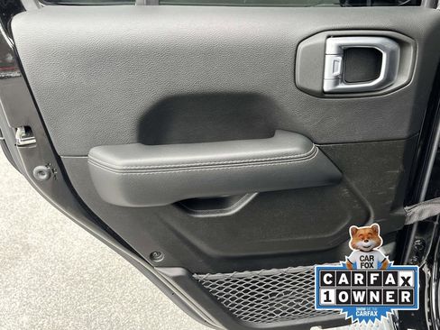 Used 2022 Jeep Wrangler Unlimited Sahara image 17