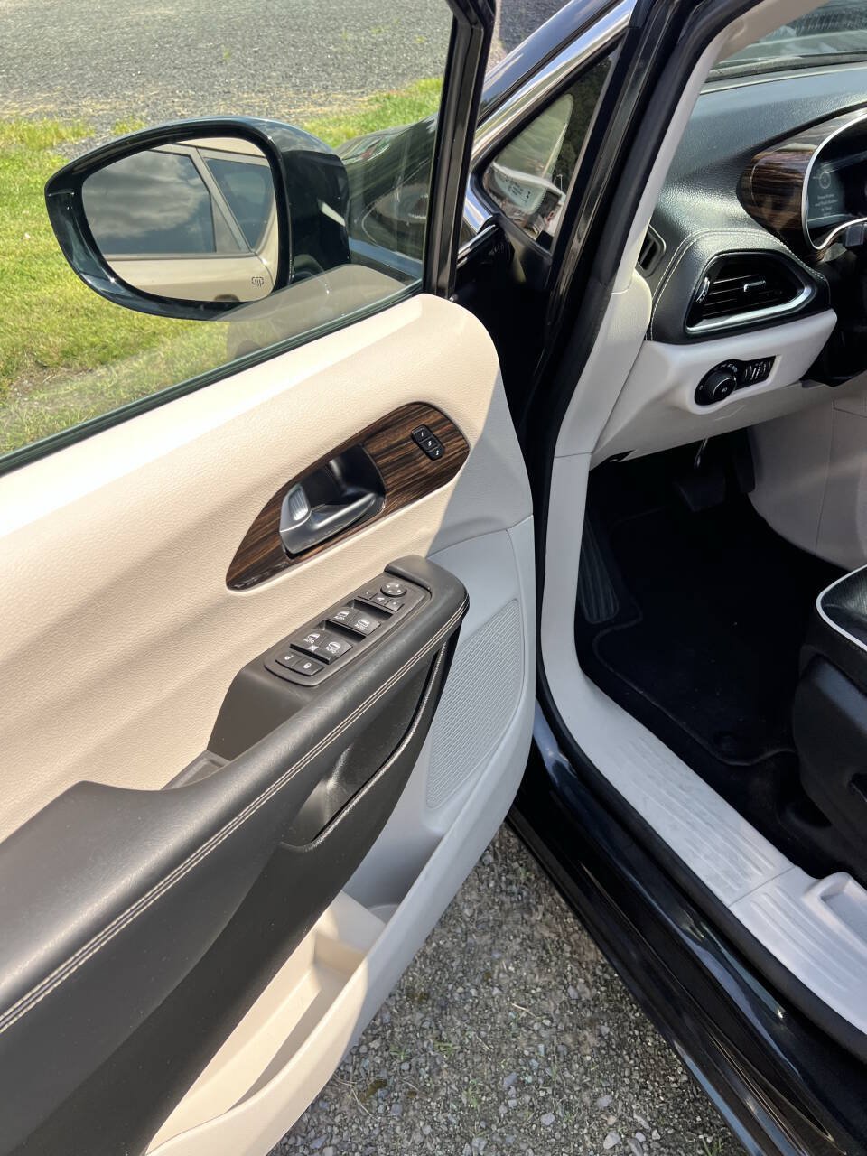 Used 2023 Chrysler Pacifica Limited FWD image 6