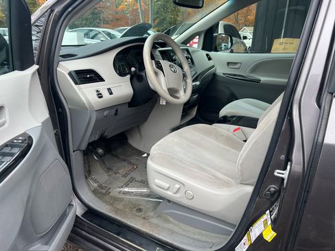 Used 2014 Toyota Sienna LE image 9