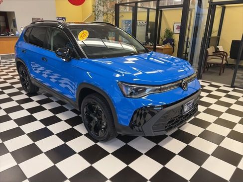 Certified 2025 Volkswagen Taos SE image 2