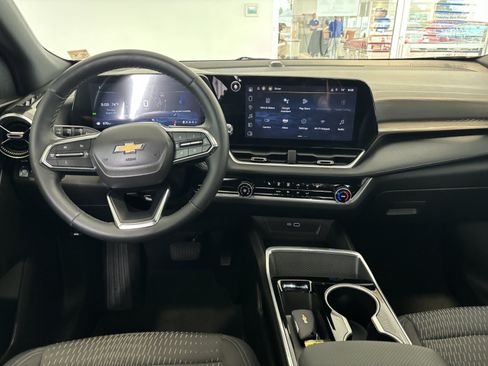 Used 2025 Chevrolet Equinox LT w/ Safety and Technology Package FWD image 3