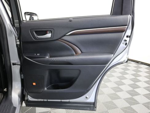 Used 2014 Toyota Highlander Limited Platinum image 22