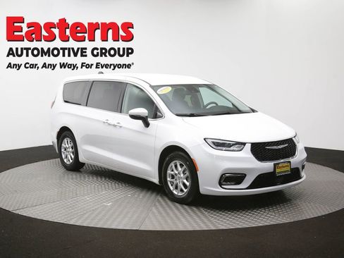 Used 2023 Chrysler Pacifica Touring-L FWD image 49