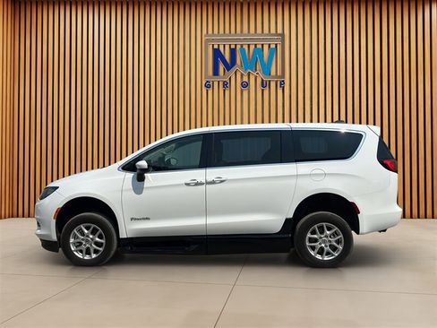 Used 2022 Chrysler Voyager LX FWD image 18