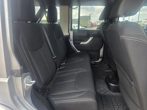 Used 2016 Jeep Wrangler Unlimited Sahara w/ Max Tow Package AWD/4WD image 15