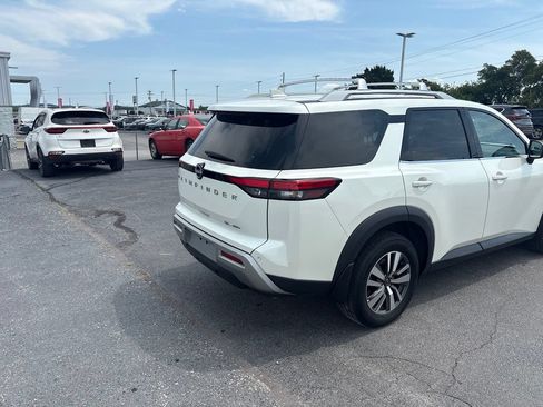 Used 2023 Nissan Pathfinder SL AWD/4WD image 5