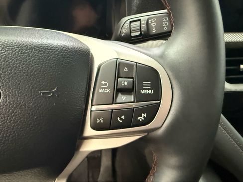 Used 2025 Ford Explorer Active AWD/4WD image 19