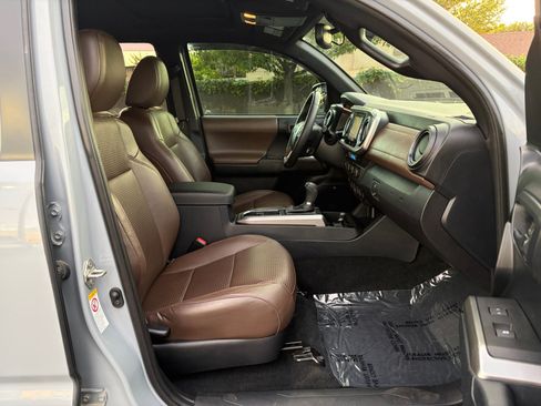 Used 2019 Toyota Tacoma Limited AWD/4WD image 29