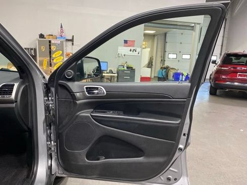 Used 2018 Jeep Grand Cherokee Laredo AWD/4WD image 28