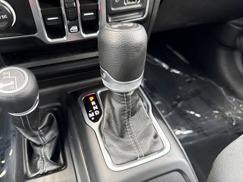 Used 2025 Jeep Wrangler Unlimited Sahara AWD/4WD image 15