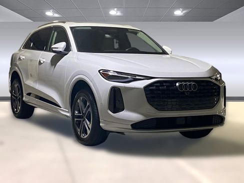 Certified 2025 Audi Q5 Premium w/ Convenience Package image 6