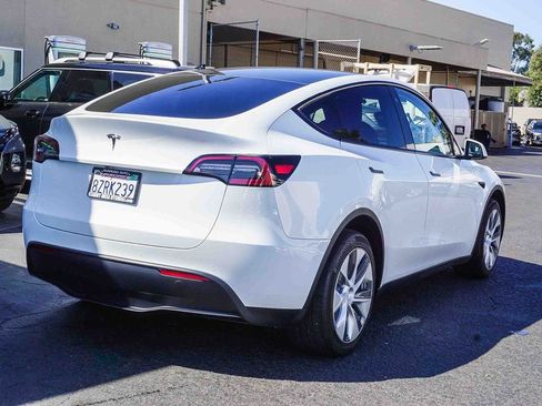 Used 2022 Tesla Model Y Long Range image 6
