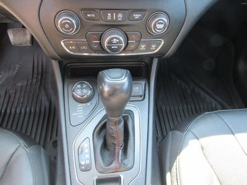 Used 2019 Jeep Cherokee Trailhawk AWD/4WD image 16