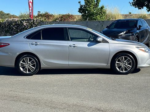 Used 2016 Toyota Camry SE image 3
