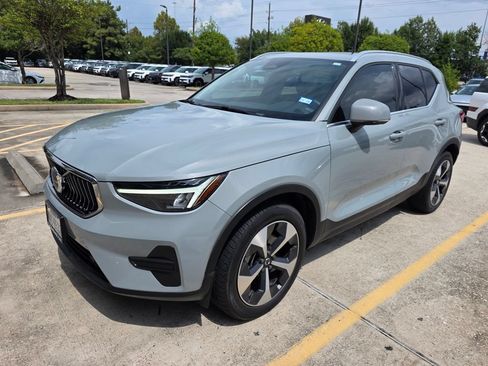 Used 2024 Volvo XC40 B5 Core AWD/4WD image 1