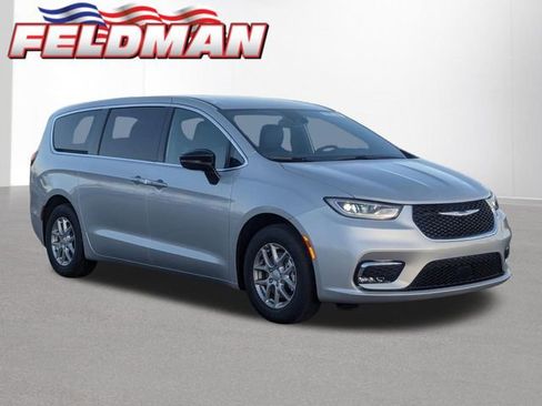 New 2026 Chrysler Pacifica Select image 1