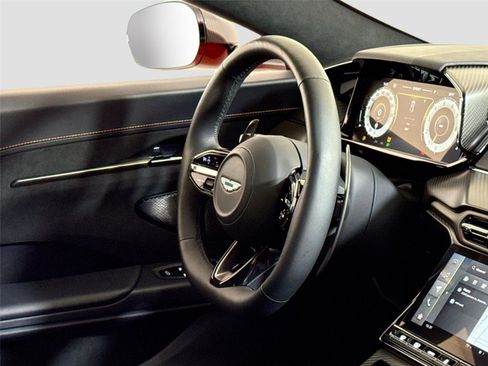 Used 2025 Aston Martin V8 Vantage Coupe image 28