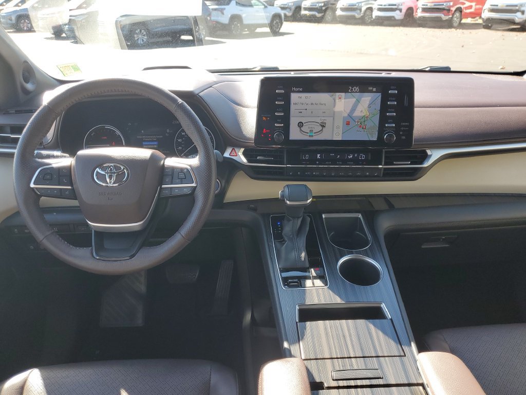 Used 2022 Toyota Sienna Platinum AWD/4WD image 27