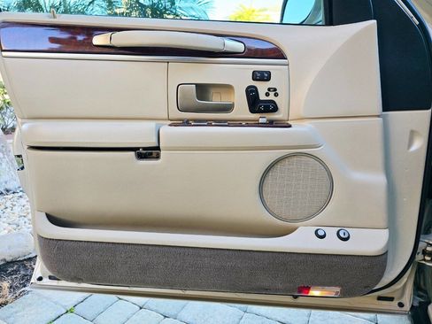 Used 2003 Lincoln Town Car Cartier image 93