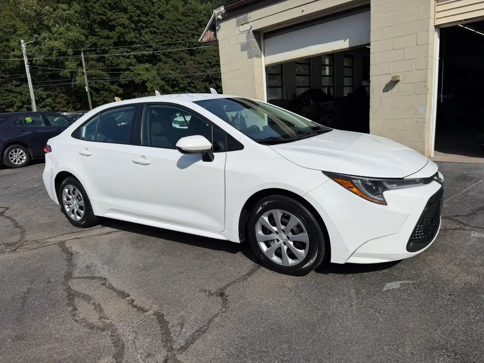 Used 2022 Toyota Corolla LE FWD image 5