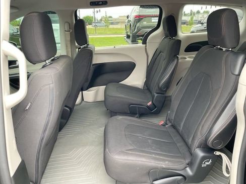 Used 2018 Chrysler Pacifica Touring Plus w/ Tire & Wheel Group FWD image 13