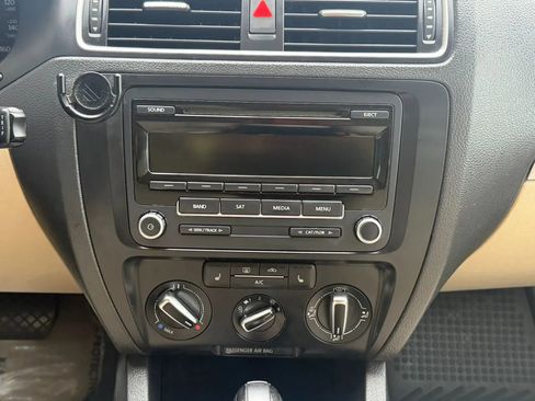 Used 2013 Volkswagen Jetta SE FWD image 15