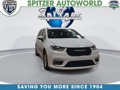 Used 2023 Chrysler Pacifica Touring-L image 7