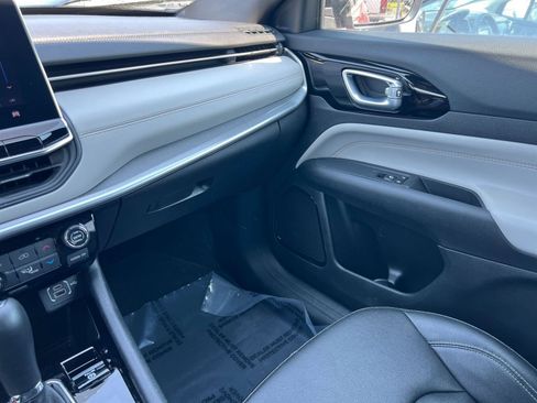 Used 2025 Jeep Compass Limited image 37