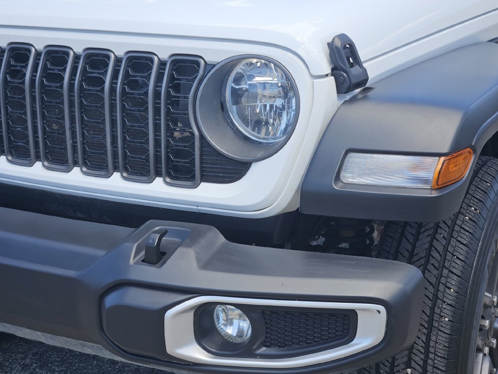 Used 2025 Jeep Gladiator Sport AWD/4WD image 8