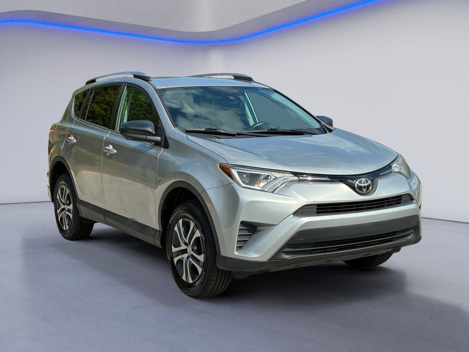 Used 2018 Toyota RAV4 LE FWD image 5