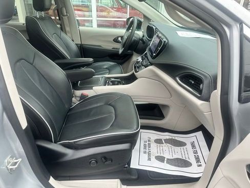 Used 2024 Chrysler Pacifica Limited FWD image 10