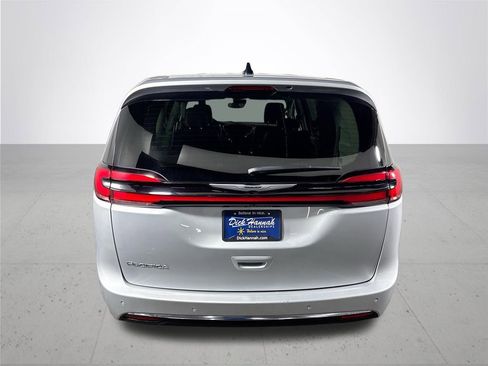 Used 2024 Chrysler Pacifica Touring-L image 7
