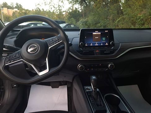 Used 2024 Nissan Altima 2.5 SV image 13