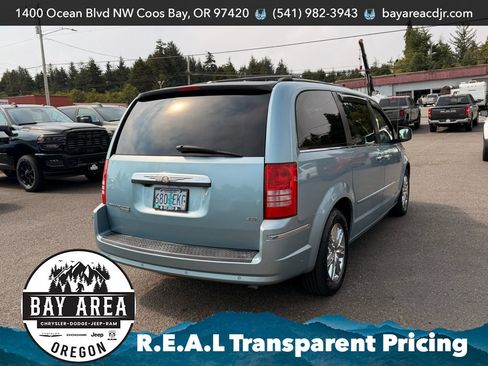 Used 2008 Chrysler Town & Country Limited w/ Flexible Seating Group FWD image 5