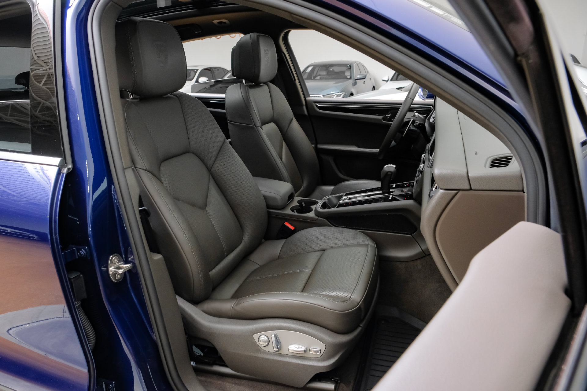 Used 2023 Porsche Macan Turbo AWD/4WD image 37