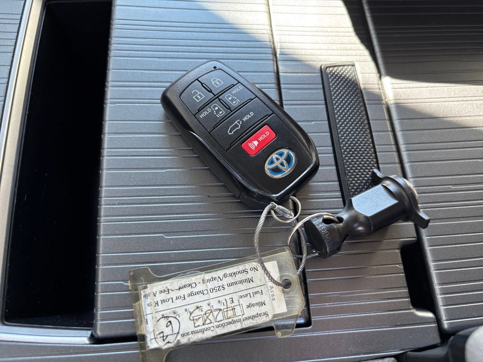 Used 2025 Toyota Sienna XLE FWD image 20