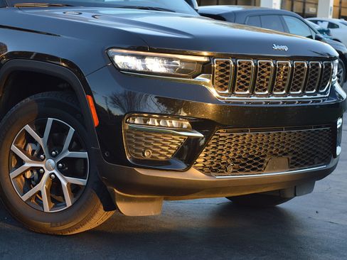 Used 2023 Jeep Grand Cherokee Limited w/ Luxury Tech Group II image 2