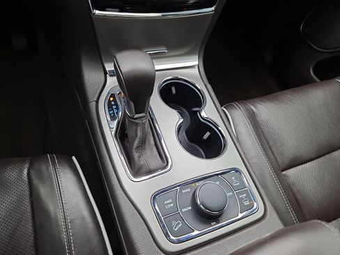 Used 2019 Jeep Grand Cherokee Overland AWD/4WD image 22