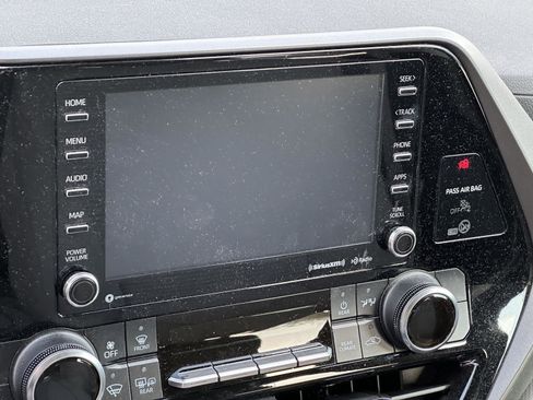 Used 2022 Toyota Highlander LE image 12