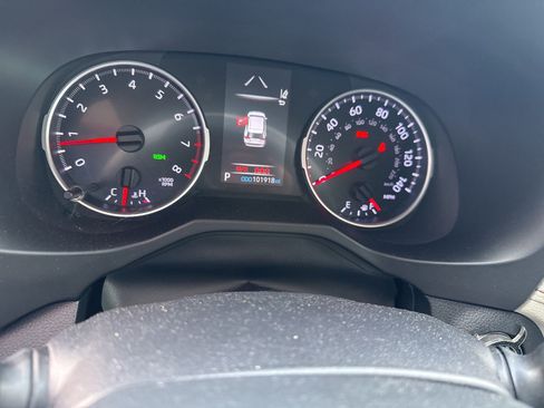 Used 2019 Toyota RAV4 XLE Premium FWD image 6