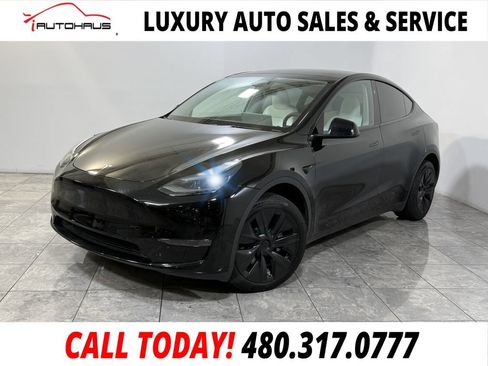 Used 2024 Tesla Model Y Long Range AWD/4WD image 1
