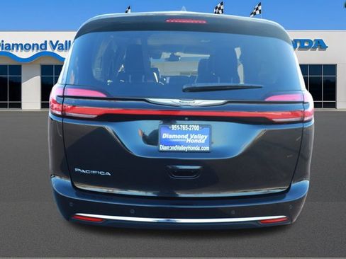 Used 2022 Chrysler Pacifica Touring-L image 5
