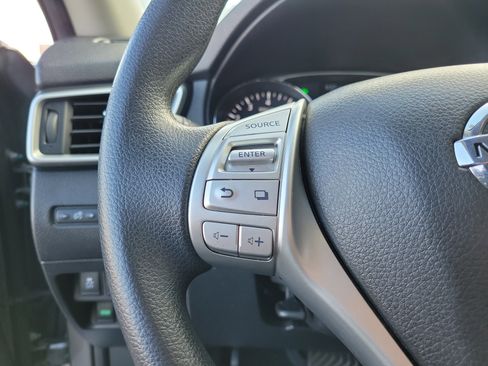 Used 2015 Nissan Rogue S image 22