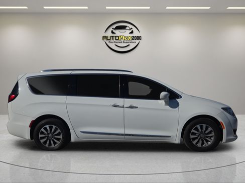 Used 2020 Chrysler Pacifica Touring-L Plus FWD image 8