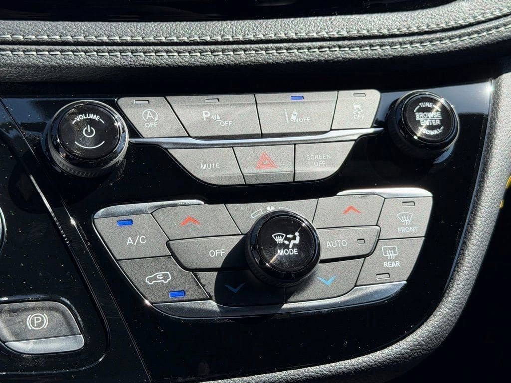 New 2026 Chrysler Pacifica Select FWD image 20